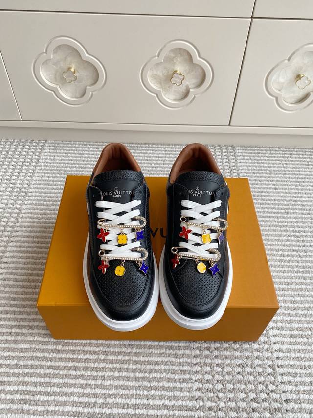 Detailed picture of the top version. Official website quality Balenci*Ga Paris.