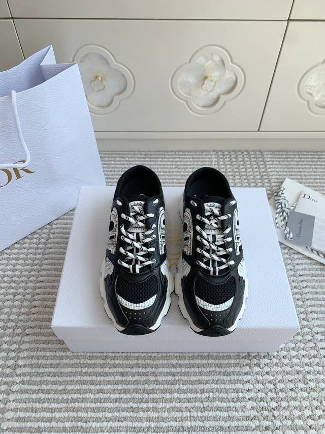 Detailed picture of the top version. Official website quality Balenci*Ga Paris.