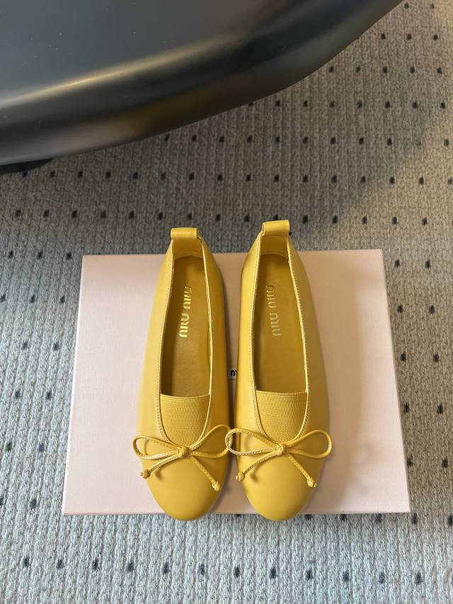 Detailed picture of the top version. Official website quality Balenci*Ga Paris.