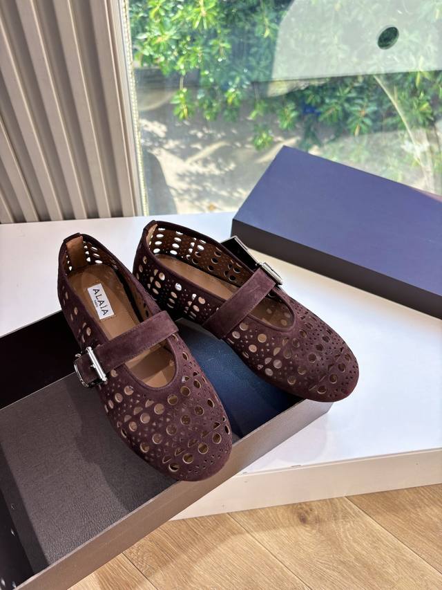 It's so beautiful that it makes you scream. The Burberry counter model adopts th