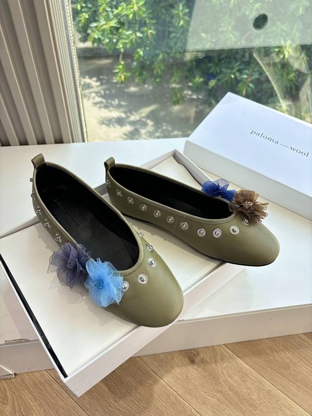 The Spring/Summer 2025 collection features new accessories. This collection of m