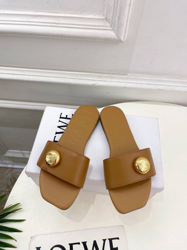 Lv hollow shopping bag is a deformable and super cool bag. You will be the most