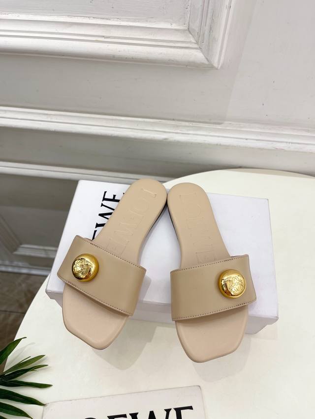 Lv new box This Slimtrunk handbag draws inspiration from Louis Vuitton's traditi