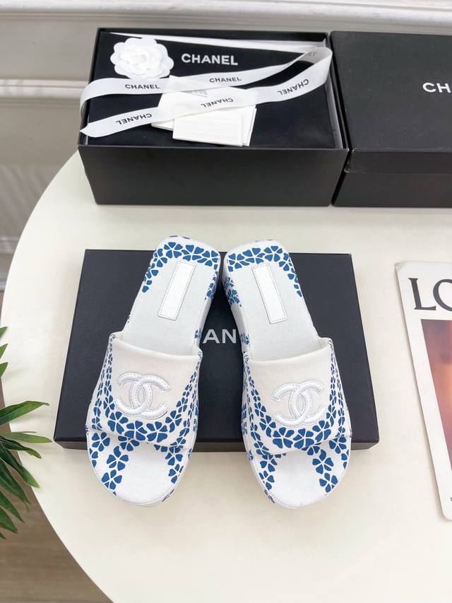 Alexander Wang rhinestone bag is dazzling and beautiful . It is easy to match wi
