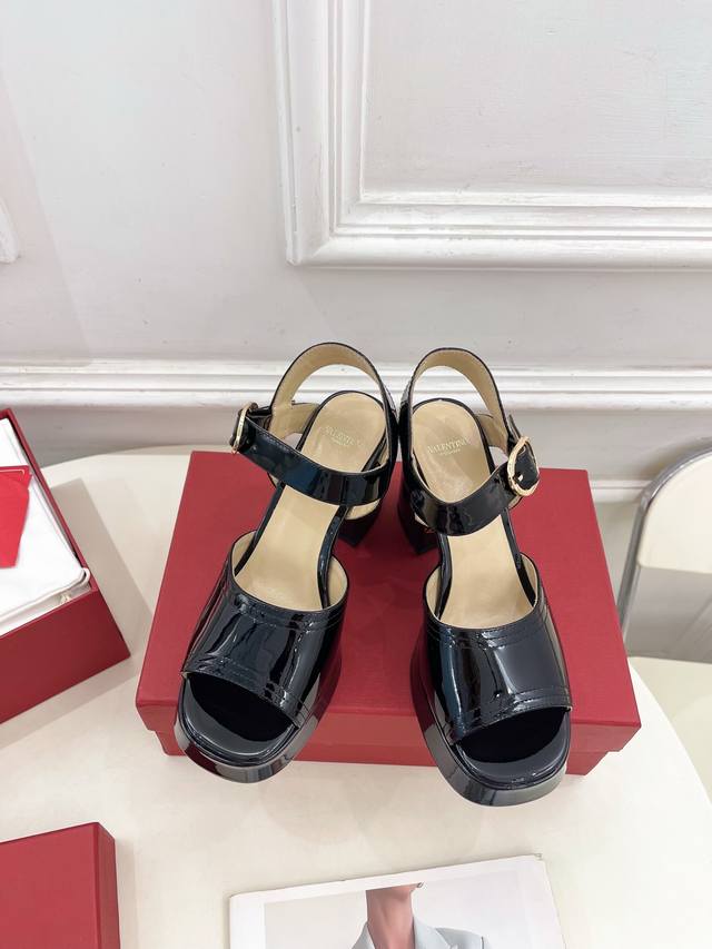 Alexander Wang I love very much. It has a cool feeling. A must-have! Very stylis