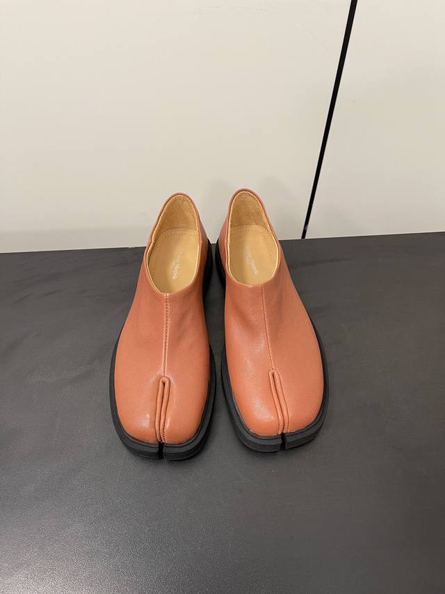 with folding box Size: 23cm*17 large 19cm*15 small Celine Arc de Triomphe! Very