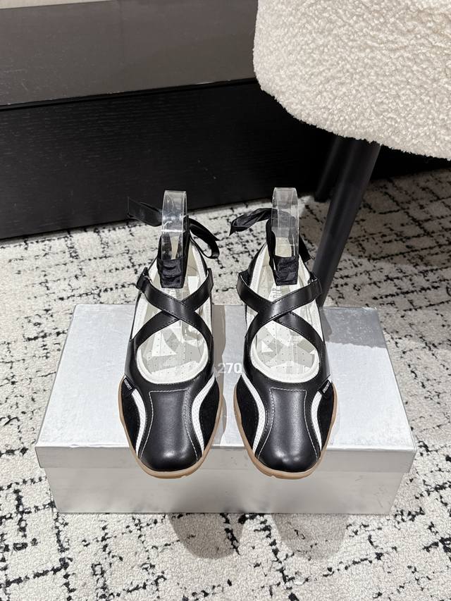 Lv Louis Vuitton Twist has a strong aura and a beautiful appearance! The patent