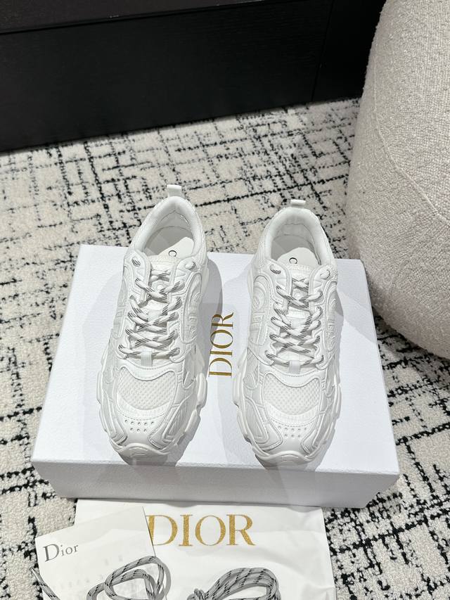 High-end version with box Size: 29*16Cm L's white strawberry cream croissant Cre