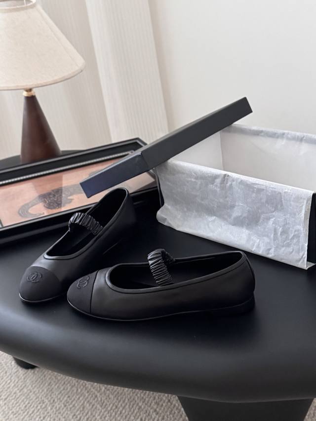Loro Piana has a new bag, Tang Yan and Wu Qianyu are carrying it. Dong Jie, Ma S