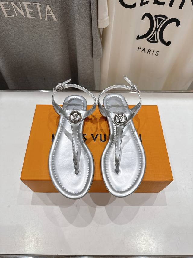 Lv All Inbb handbag is made of Monogram leather with shiny metal parts, and the