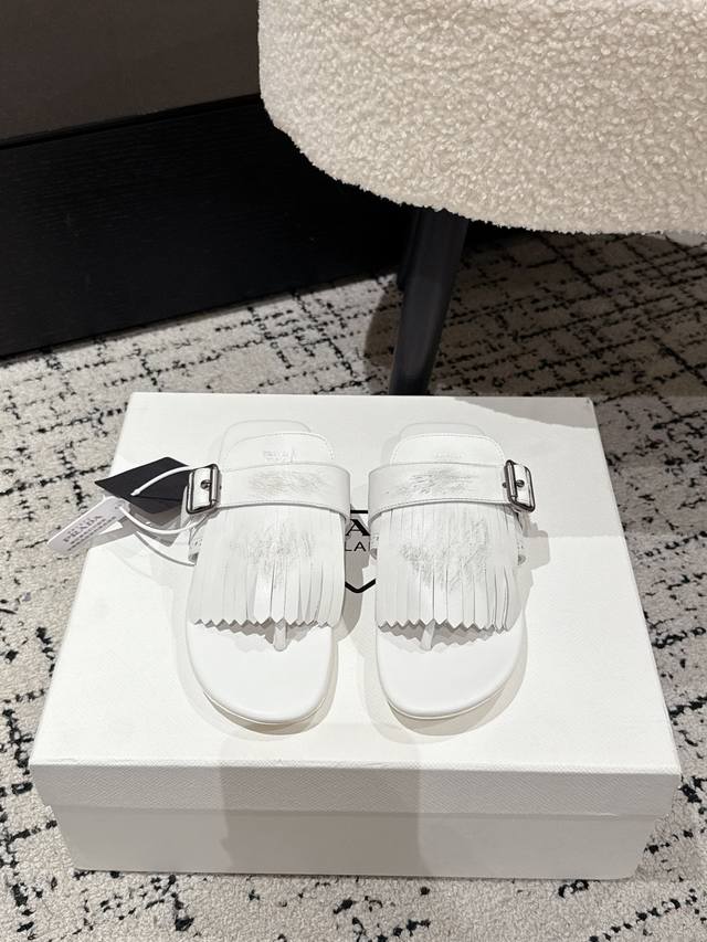 with gift box. Top original version C's new product in black A camera bag that a