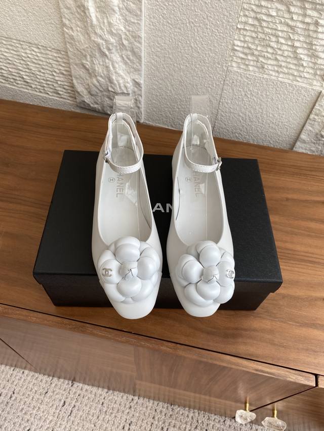 Miu Miu new canvas white shoes 25 years new classic upgrade comfort and fashion