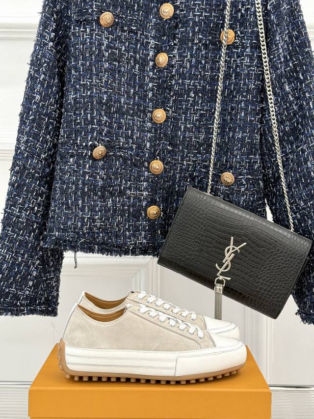 with gift box. Cool Gucci shell handbag The color combination is very retro High