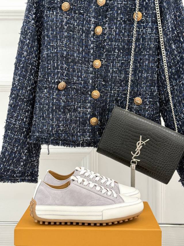 with gift box. Cool Gucci shell handbag The color combination is very retro High