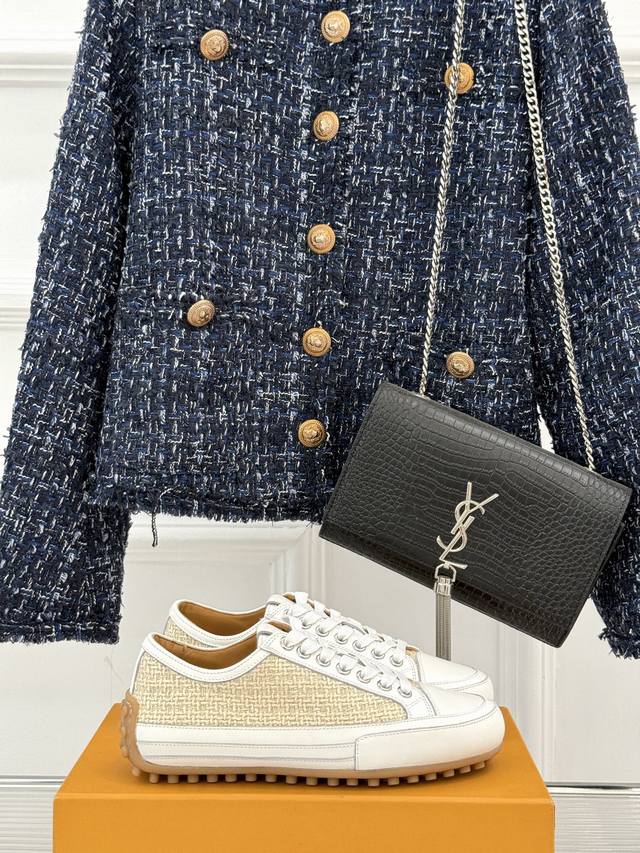 with gift box. Who doesn't want to own a new Lv All Dark Carryall... This one is