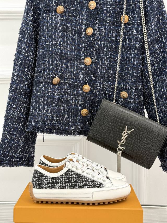 with gift box. Who doesn't want to own a new Lv All Dark Carryall... This one is