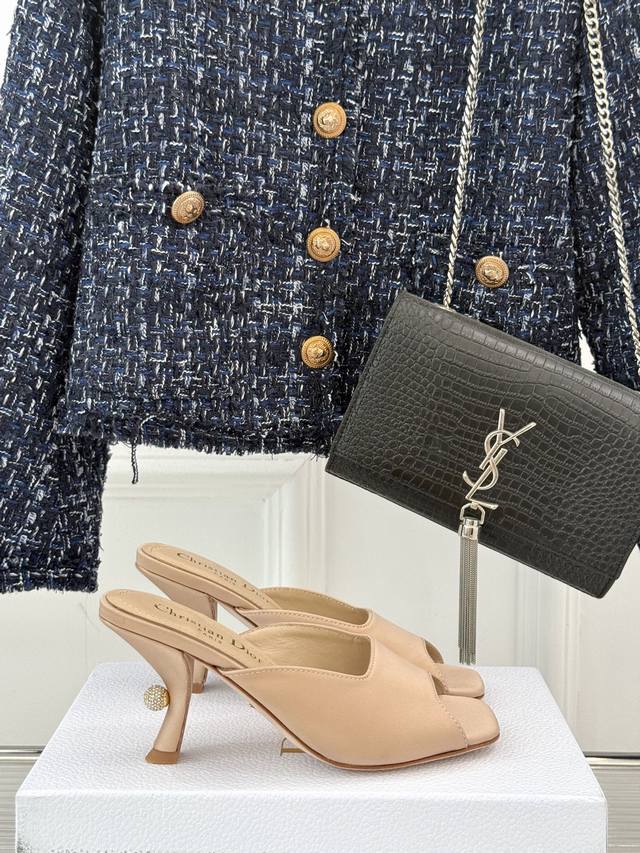 Lv tote is versatile and practical, sweet or salty, cool and sassy. It is totall