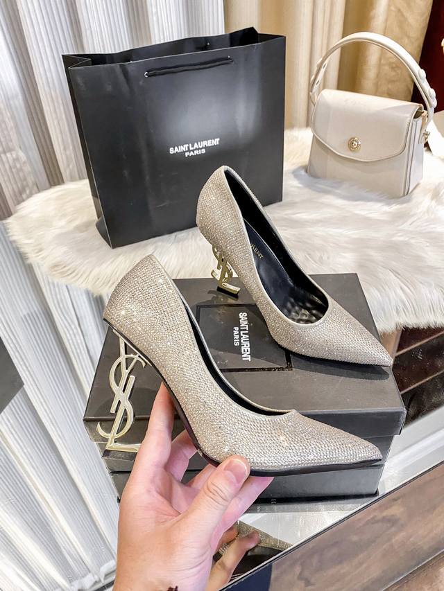 with box Coach's new shopping bag Coach's hottest shopping bag is made of first-