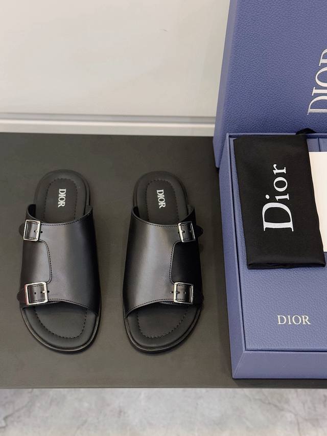 Elegant and casual, this Aqua men's sandal is reinterpreted with an adjustable s