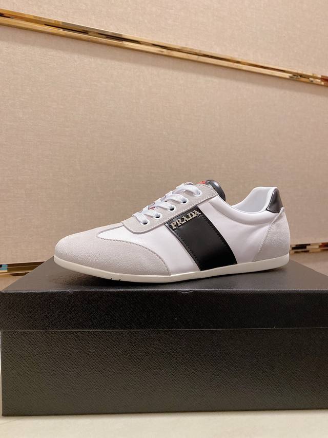 Prada~Prada's new fashion styles are on sale on the official website. Same quali