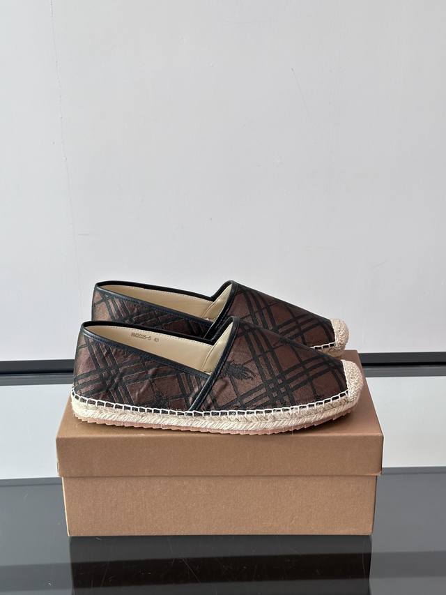 Burberry canvas check slip-on shoes for men! The upper is still the classic vint