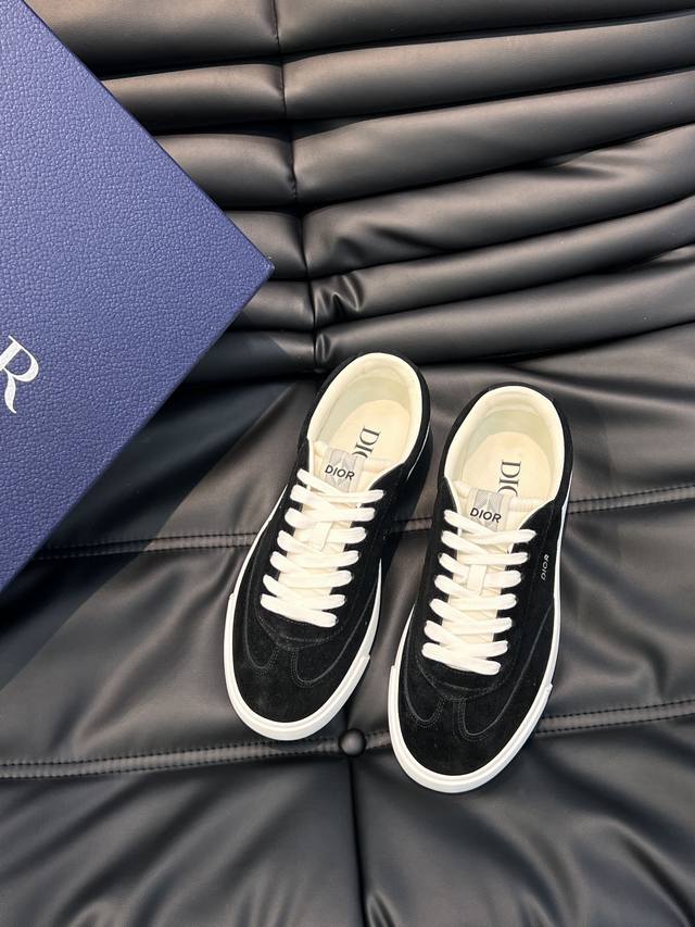 Dio* low-top B101 casual sneaker, this B101 sneaker is a classic wardrobe staple