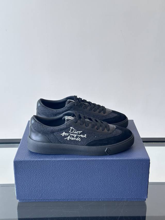 Di~R low-top B101 casual sneaker, this B101 sneaker is a classic piece in your w