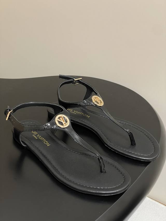 25Ss New Summer Louis Vuitton Lv Vibe Flip Flops with Metal Round Buckle These L