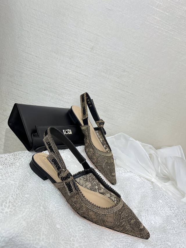 These J'Adior slingback pumps are a perfect example of Dior's savoir-faire. Desi