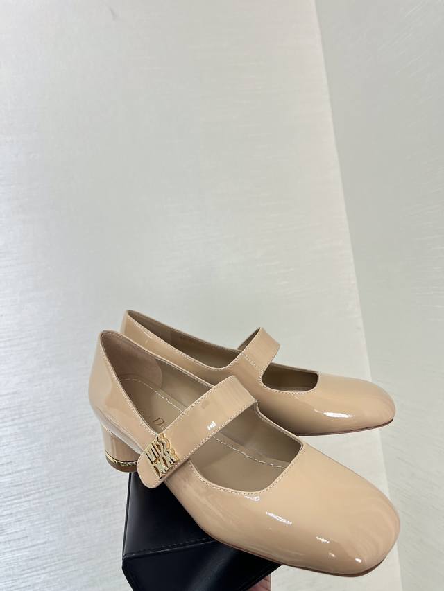 New to the Winter 2024 Ready-to-Wear collection, this Miss Dior pump reinterpret
