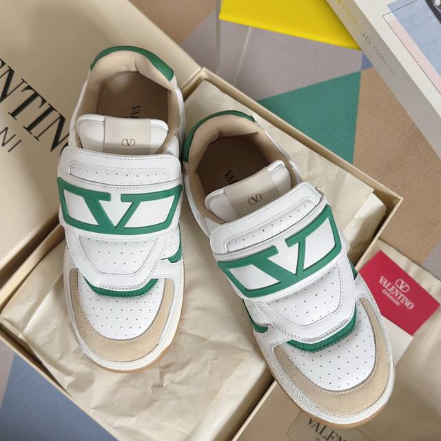 Valentino couple's model, size: Size: Women's 35-40 Men's 39-44 45 Customized Va