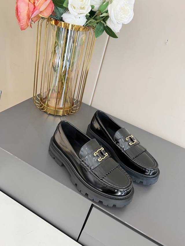 Direct sales Celin Arc de Triomphe thick-soled tassel loafers are really unique.