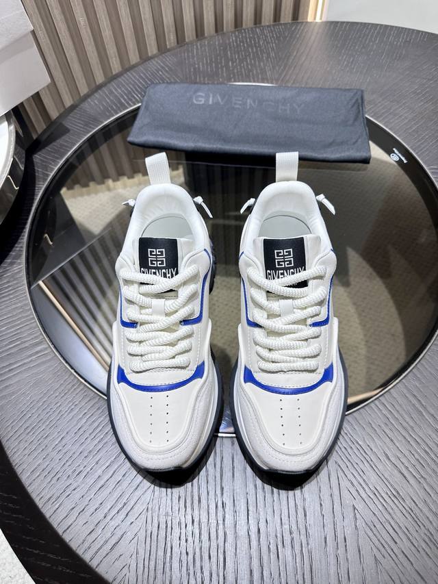 Givench* High-end boutique Size: 39-44 38.45 Made to order Smooth and hollow cow
