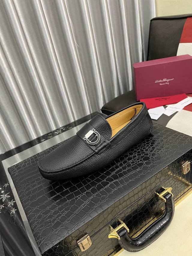 Factory Price: Ferragamo new high-end quality thong shoes. The style is luxuriou