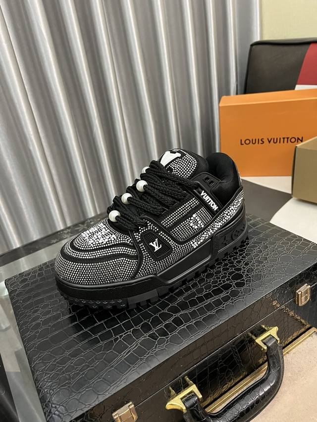 Factory Price Pp: Lv Louis Vuitton 23S catwalk model Trainer Fat Ding full diamo