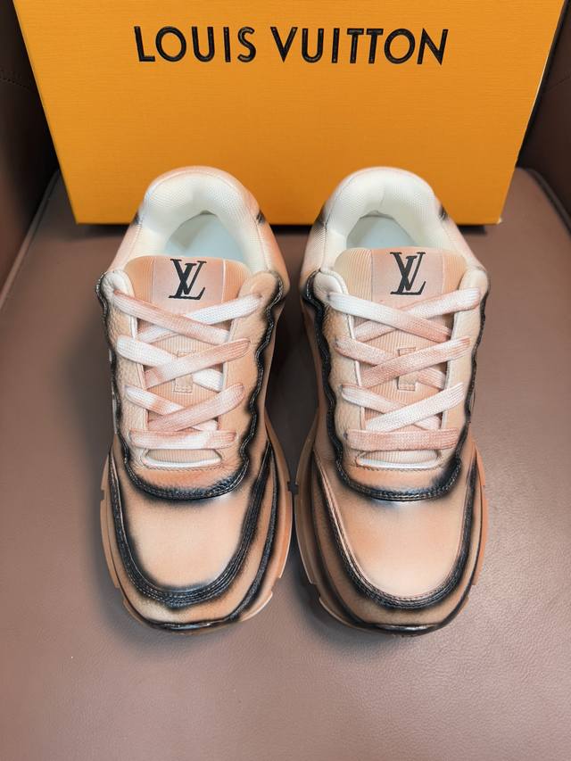 L Couple's classic casual sneakers, this pair of sneakers is made of soft cowhid