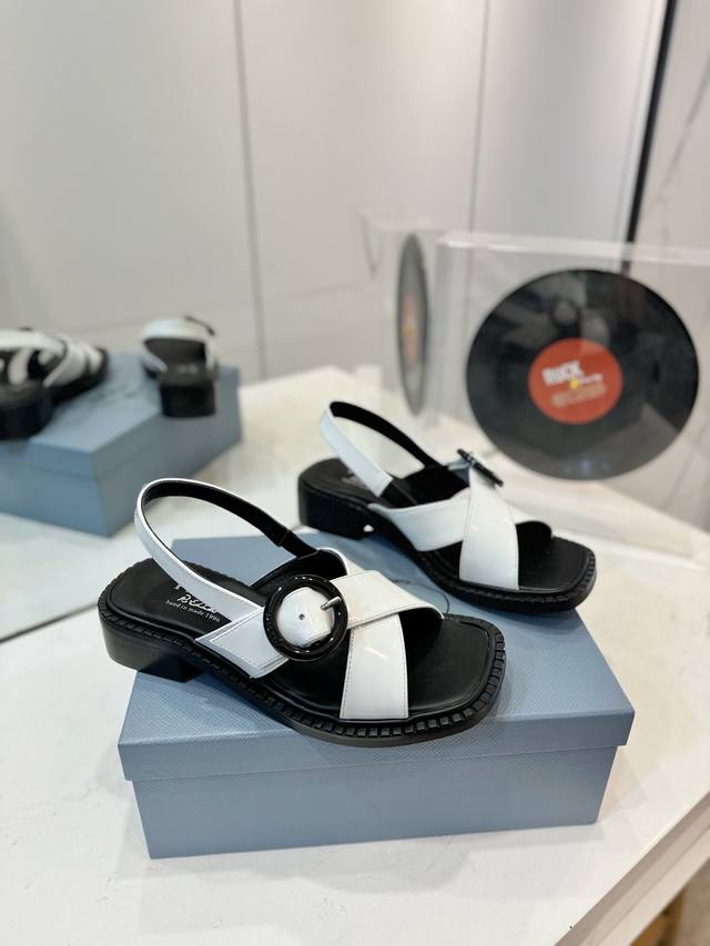 Factory P-price Prada slippers are very popular this year. Wearing them is both