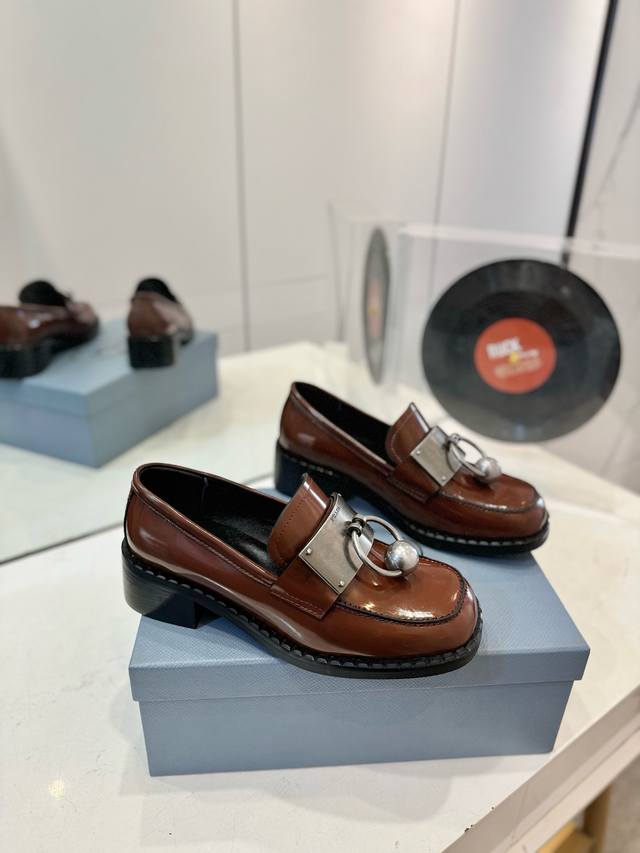 Factory P price Prada This season is so beautiful! Invincible match, it looks gr