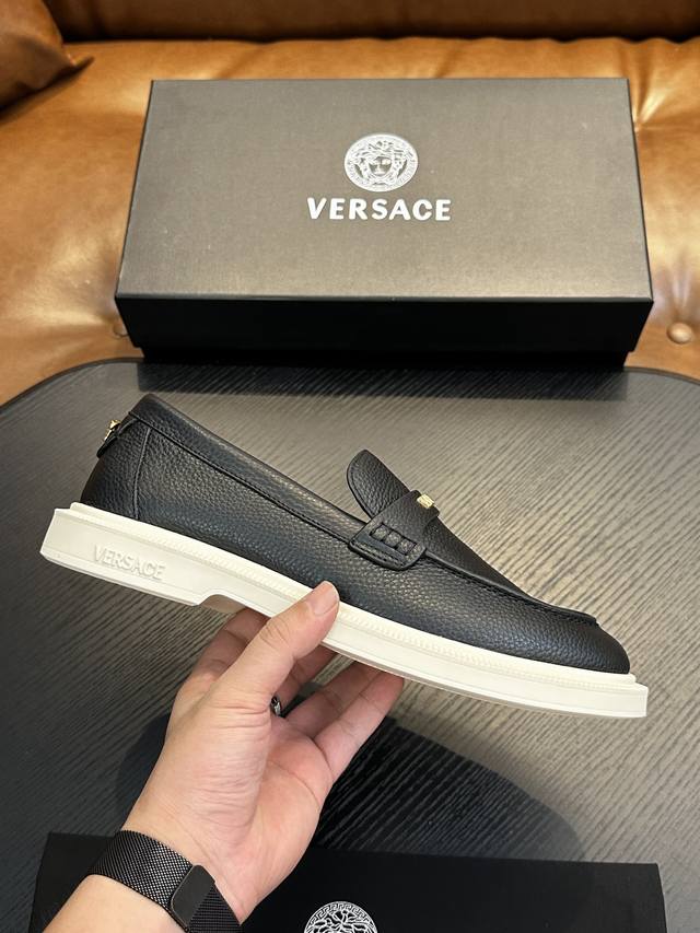 Versac Italian men's casual sneakers are shipped! Each pair of shoes from this I