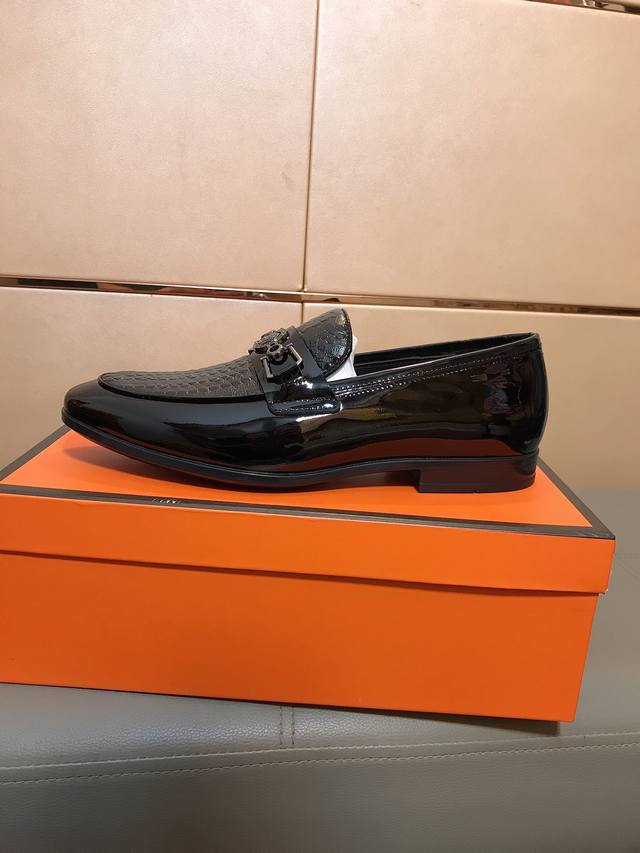 Factory Price Versace new casual formal leather shoes. Simple new concept. Soft