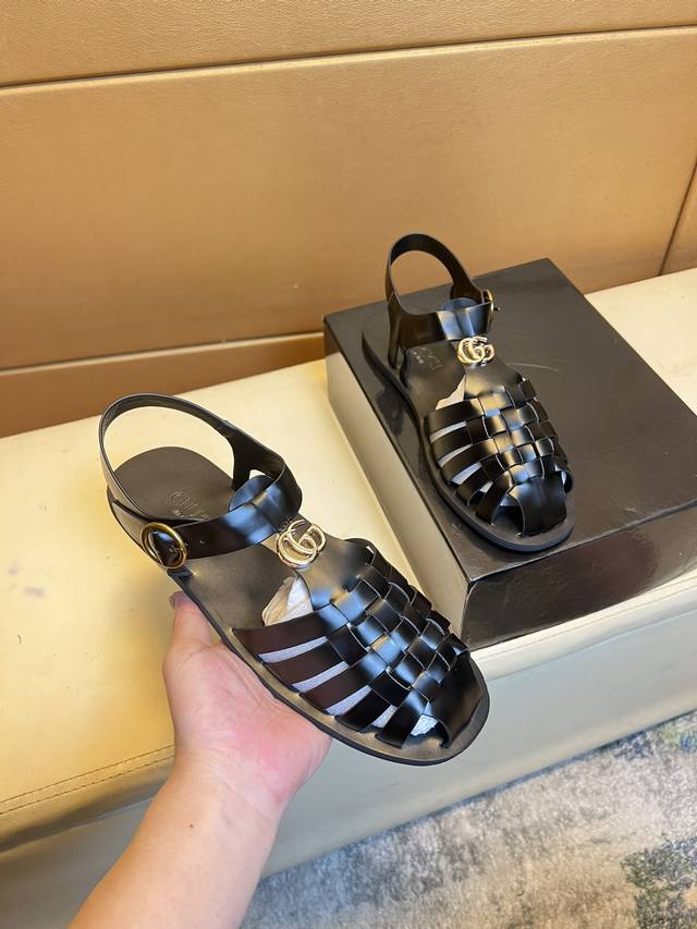 P Spring and Summer Gucci men's sandals As an active group in the fashion indust