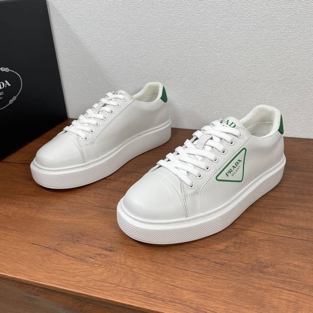 Code: Prada's new leather sports casual shoes Since the 1990s, the shiny leather