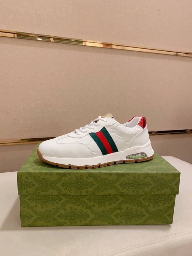 Gucci's top new models are on sale at the same time in the counters. The upper i
