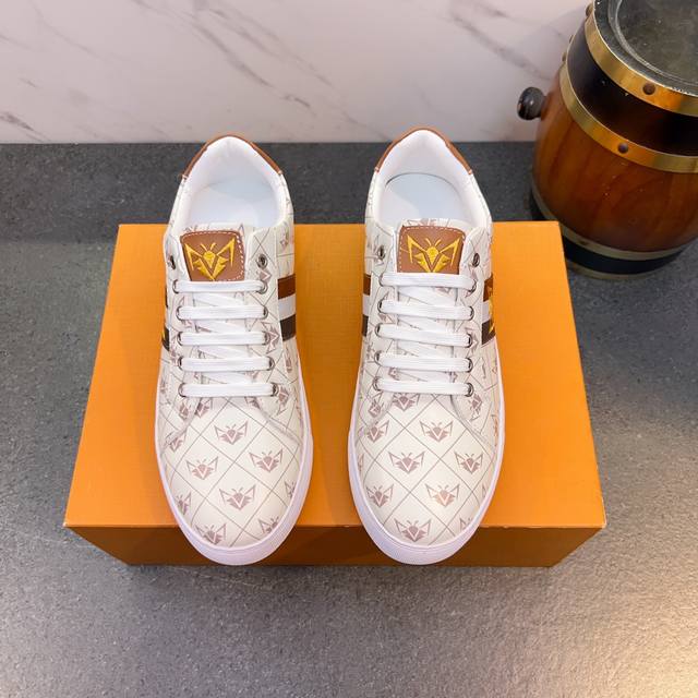 Gucci is a high-end fashion brand with simple and luxurious overall structure. N