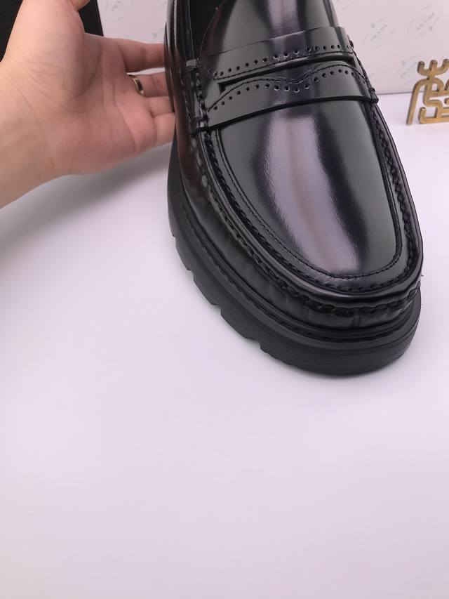 Outsole built-in ventilation device! Prad* Breathable sole Soft open edge beads