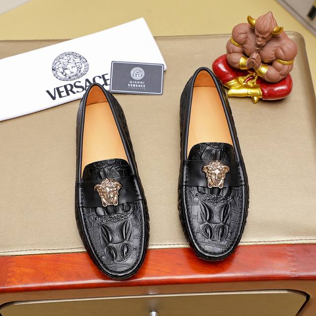 Factory Price Versace Men's New Loafers are on the Market. Original Quality. Off