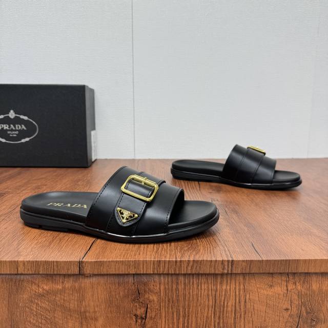 Prada's new men's straight leather slippers are a harmonious combination of retr
