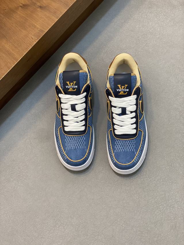 L. Casual sports shoes, made of top-grain cowhide, with co-branded printed logo