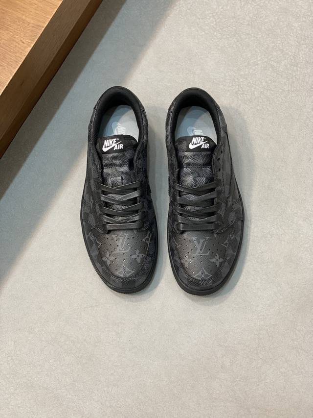 LV X Nike co-branded low-top casual sneakers, with top-graffiti cowhide design,