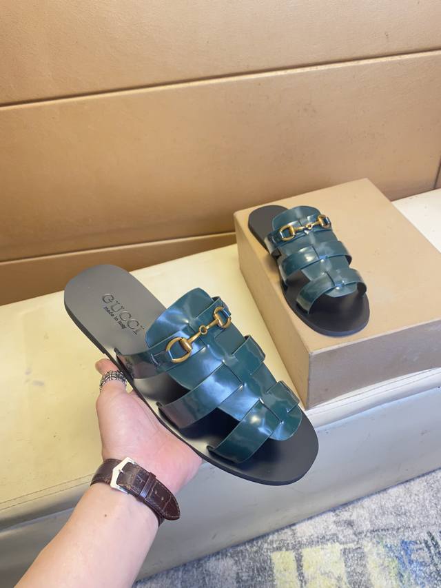 P Gucci Spring/Summer Men's Slippers As an active group in the fashion industry,